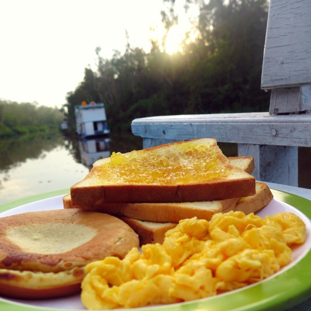 Un abundante desayuno con tostadas y huevos servidos frescos en la terraza.