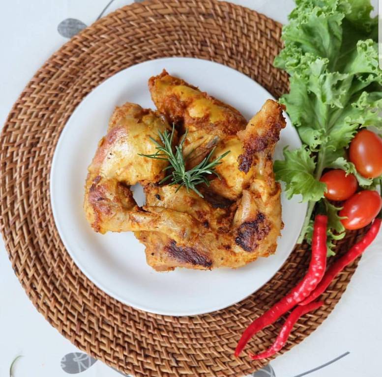 Deliciosos platos tradicionales indonesios preparados frescos para nuestros huéspedes.