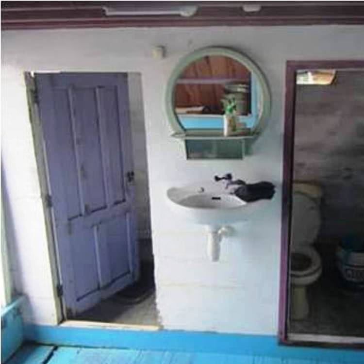 Baños privados limpios y convenientes a bordo del klotok.