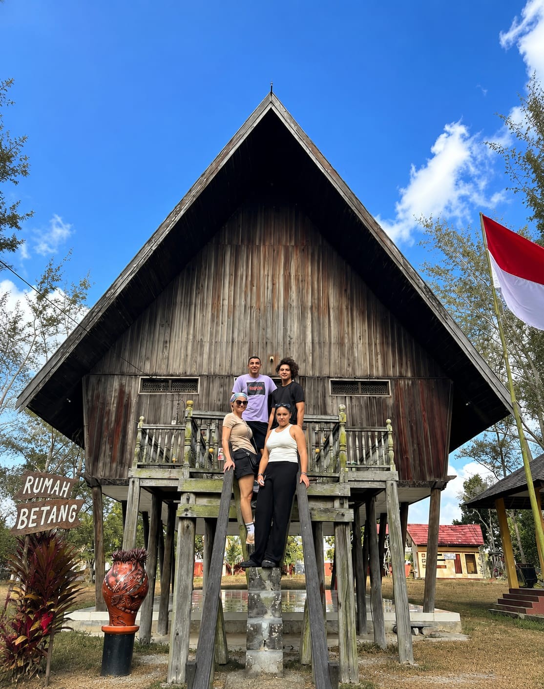 Tamu menjelajahi rumah adat Dayak di desa budaya Rumah Betang.