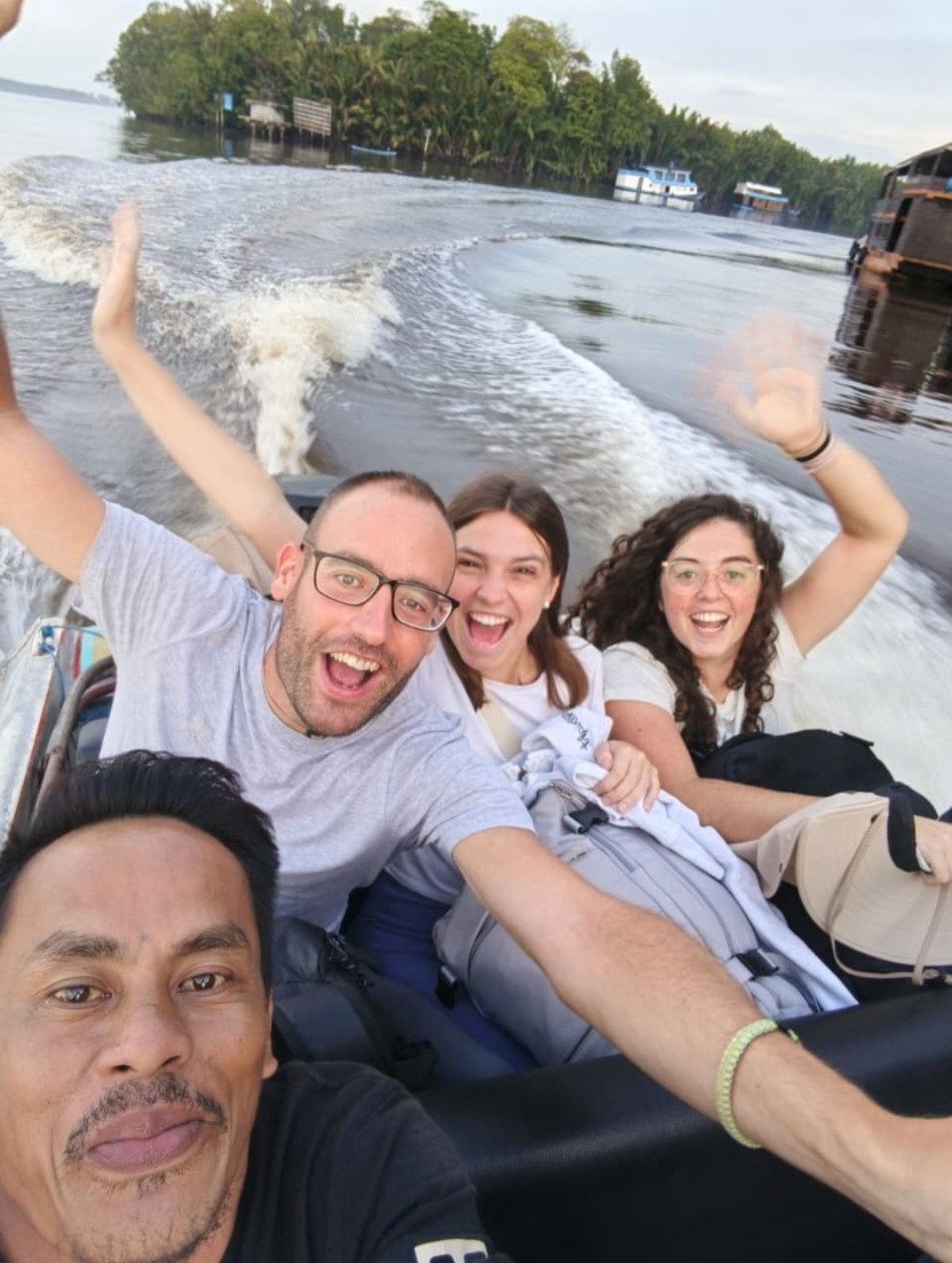 Tamu bersorak dan tertawa di atas speedboat cepat melintasi muara Kumai.
