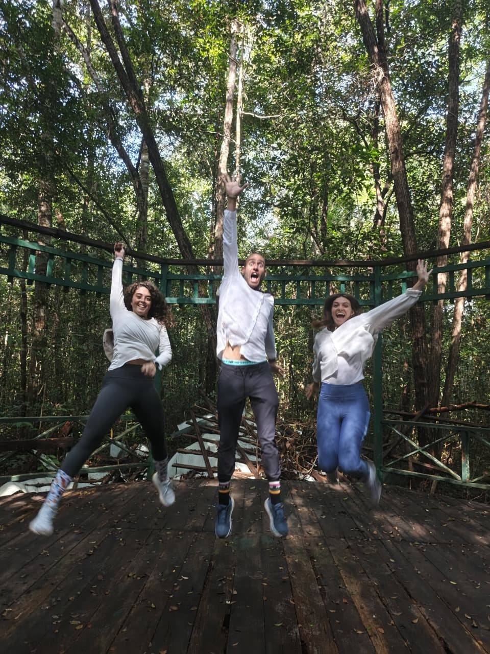 Kebahagiaan murni - tamu melompat di jembatan kayu di dalam hutan Tanjung Puting.