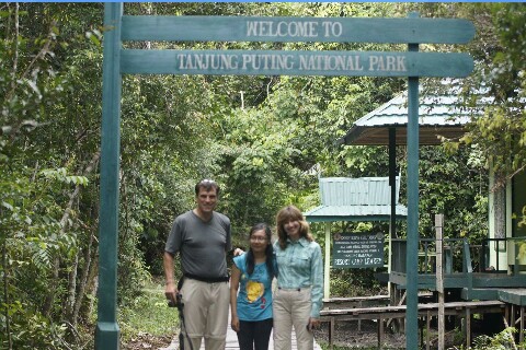 Nuestros invitados posan felices frente al cartel de entrada al Parque Nacional Tanjung Puting.
