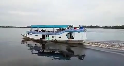 Pelayaran nyaman di atas perahu klotok tradisional dua lantai kami.