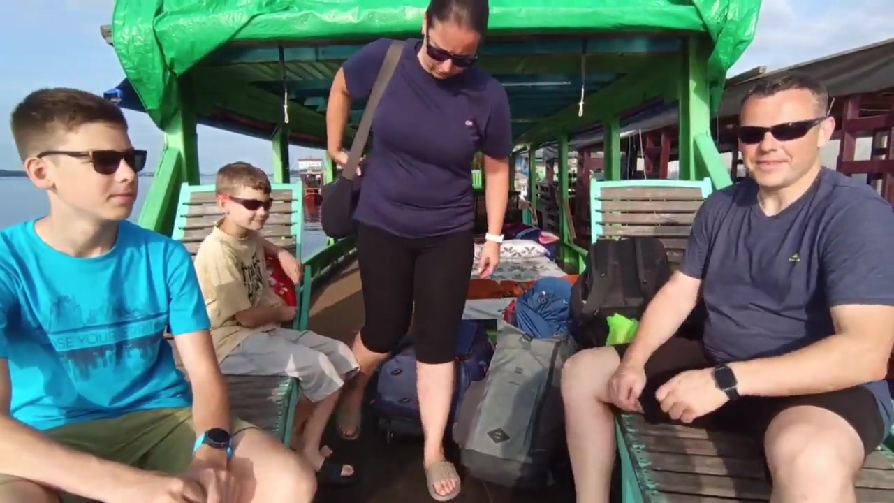 Keluarga bersiap dan naik ke klotok tradisional di pelabuhan Kumai untuk memulai petualangan sungai.
