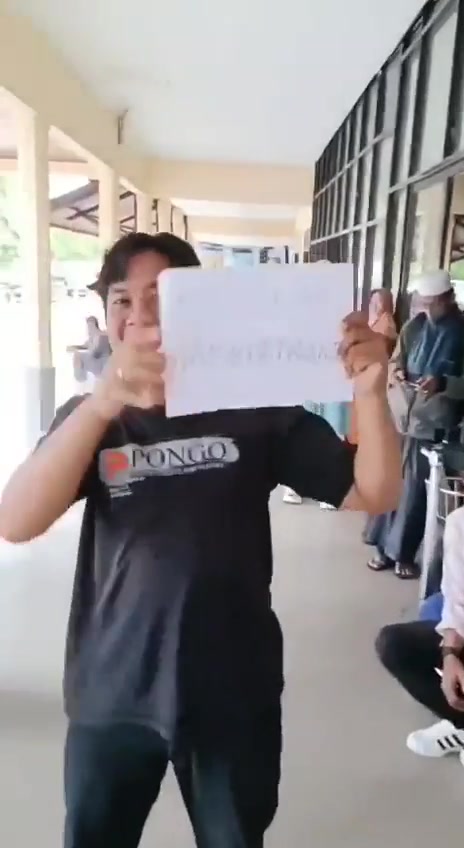 Pemandu Orangutan Family Tour menyambut tamu dengan papan nama di Bandara Pangkalan Bun.